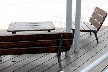 Deniz kıyısındaki bir şehir parkında rahatlamak için bir bank.