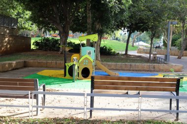 Deniz kıyısındaki bir şehir parkında rahatlamak için bir bank.