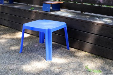 Deniz kıyısındaki bir şehir parkında rahatlamak için bir bank.