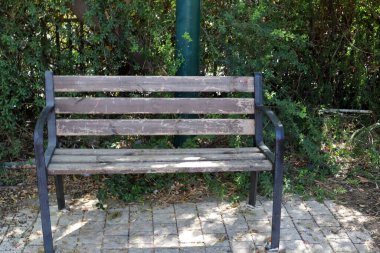 Deniz kıyısındaki bir şehir parkında rahatlamak için bir bank.