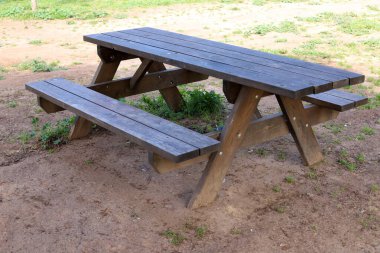 Deniz kıyısındaki bir şehir parkında rahatlamak için bir bank.