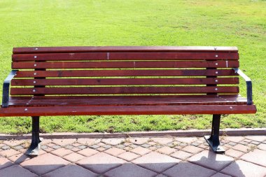 Deniz kıyısındaki bir şehir parkında rahatlamak için bir bank.