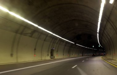 Motorlu araçların geçişi için dağın altında bir tünel var..