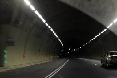Motorlu araçların geçişi için dağın altında bir tünel var..