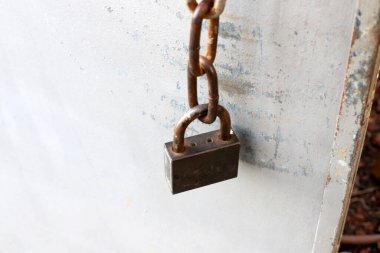 Metal kilit kapıları ve kapıları kilitliyor.