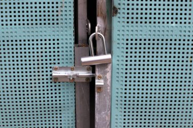 Metal kilit kapıları ve kapıları kilitliyor.