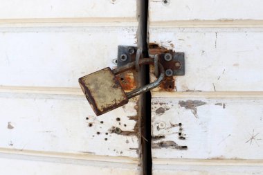 Metal kilit kapıları ve kapıları kilitliyor.