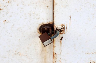 Metal kilit kapıları ve kapıları kilitliyor.