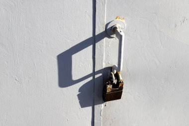 Metal kilit kapıları ve kapıları kilitliyor.