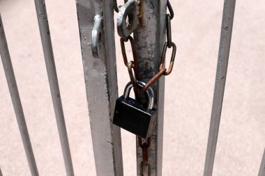 Metal kilit kapıları ve kapıları kilitliyor.