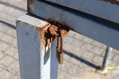 Metal kilit kapıları ve kapıları kilitliyor.