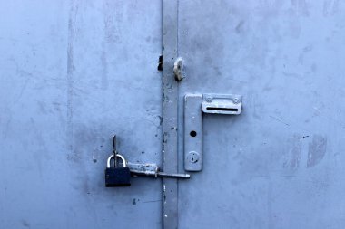 Metal kilit kapıları ve kapıları kilitliyor.