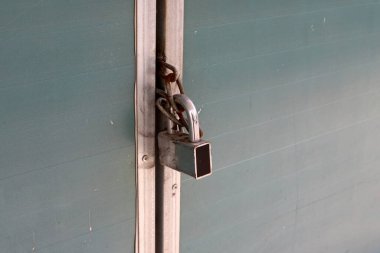 Metal kilit kapıları ve kapıları kilitliyor.