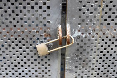 Metal kilit kapıları ve kapıları kilitliyor.