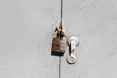 Metal kilit kapıları ve kapıları kilitliyor.