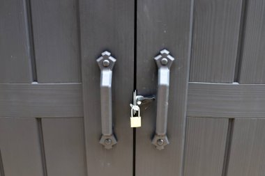 Metal kilit kapıları ve kapıları kilitliyor.