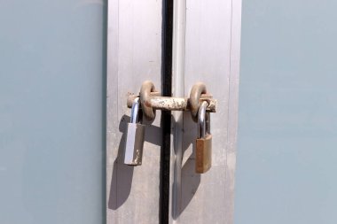 Metal kilit kapıları ve kapıları kilitliyor.
