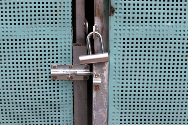 Metal kilit kapıları ve kapıları kilitliyor.