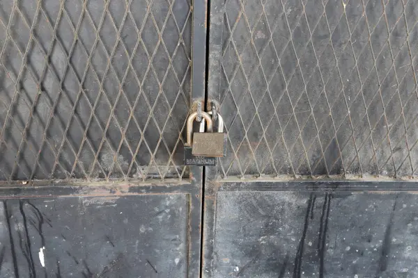 Metal kilit kapıları ve kapıları kilitliyor.