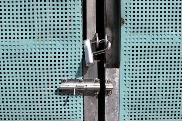 Metal kilit kapıları ve kapıları kilitliyor.