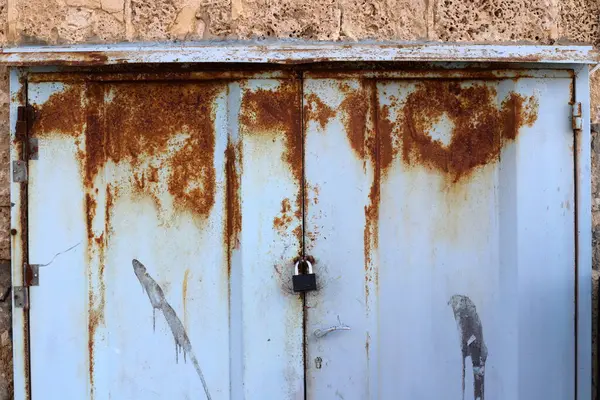 Metal kilit kapıları ve kapıları kilitliyor.