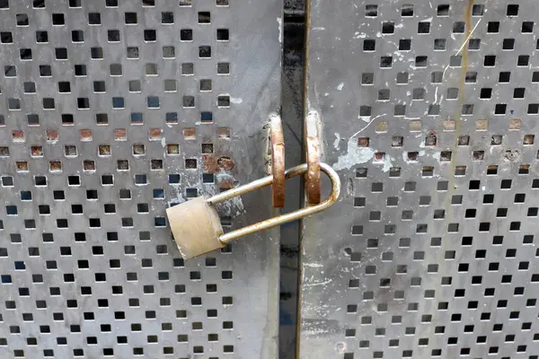 Metal kilit kapıları ve kapıları kilitliyor.