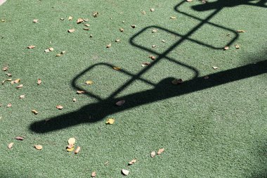 Güneş ışığının geçmediği bir nesne bir gölge oluşturur..