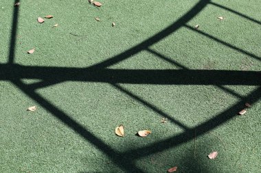 Güneş ışığının geçmediği bir nesne bir gölge oluşturur..