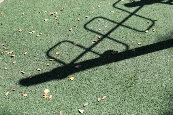 Güneş ışığının geçmediği bir nesne bir gölge oluşturur..