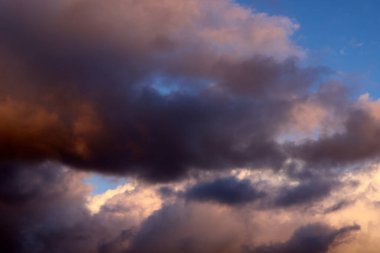 Yağmur bulutları denizin üzerinde gökyüzünde süzülür