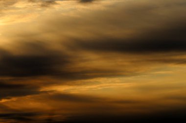 Yağmur bulutları denizin üzerinde gökyüzünde süzülür