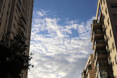 Yağmur bulutları denizin üzerinde gökyüzünde süzülür