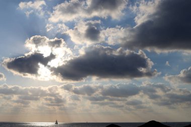 Yağmur bulutları denizin üzerinde gökyüzünde süzülür