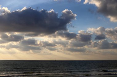Yağmur bulutları denizin üzerinde gökyüzünde süzülür