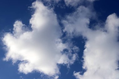 Yağmur bulutları denizin üzerinde gökyüzünde süzülür