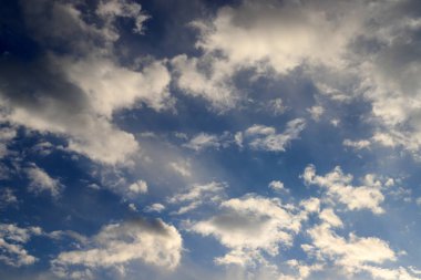 Yağmur bulutları denizin üzerinde gökyüzünde süzülür