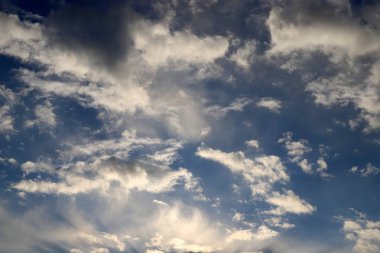 Yağmur bulutları denizin üzerinde gökyüzünde süzülür