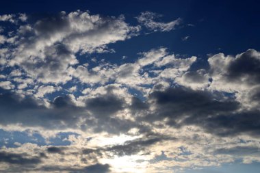 Yağmur bulutları denizin üzerinde gökyüzünde süzülür