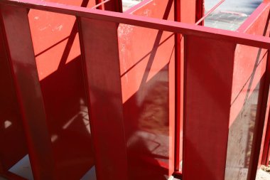 İnşaattaki mimari detaylar olarak çizgiler ve geometrik şekiller.