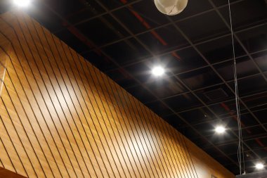 İnşaattaki mimari detaylar olarak çizgiler ve geometrik şekiller.