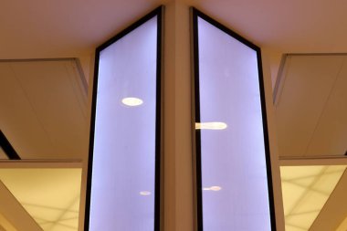 İnşaattaki mimari detaylar olarak çizgiler ve geometrik şekiller.