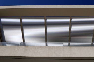 İnşaattaki mimari detaylar olarak çizgiler ve geometrik şekiller.