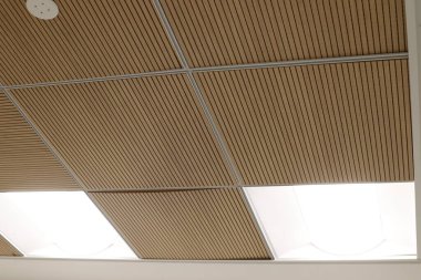 İnşaattaki mimari detaylar olarak çizgiler ve geometrik şekiller.