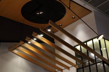 İnşaattaki mimari detaylar olarak çizgiler ve geometrik şekiller.