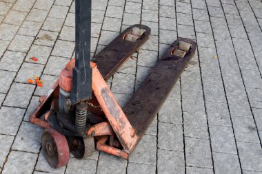 Ağır yük taşımak için el arabası..