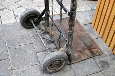 Ağır yük taşımak için el arabası..