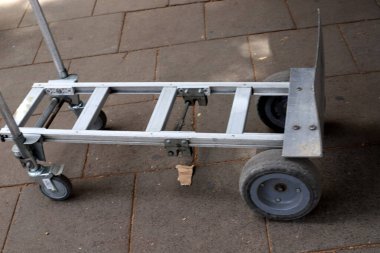 Ağır yük taşımak için el arabası..