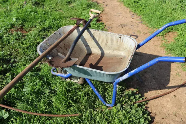 Ağır yük taşımak için el arabası..