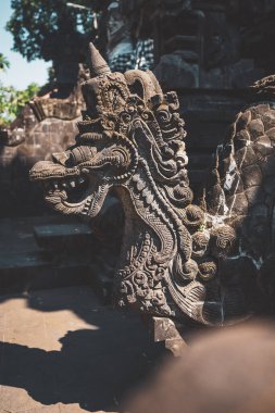 Goa Lawah, Bali 'deki ejder heykeli. Endonezya.