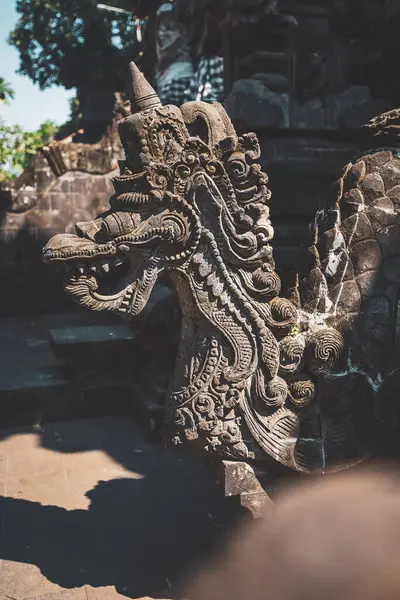 Goa Lawah, Bali 'deki ejder heykeli. Endonezya.